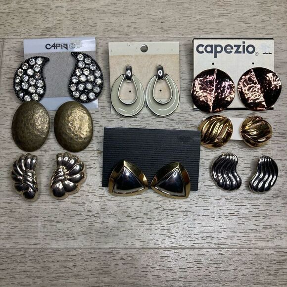 Vintage, 8 Pairs of Metal Drop Stud Dangling Earrings Capezio in Invicta Case - Picture 2 of 7